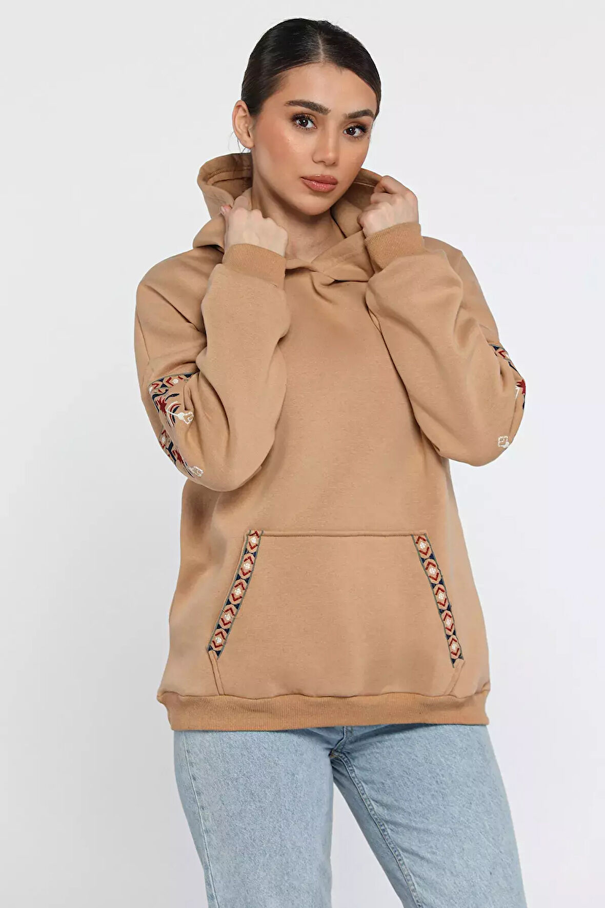 Kadın Kapüşonlu Kol Nakışlı Kanguru Cepli Şardonlu Sweatshirt