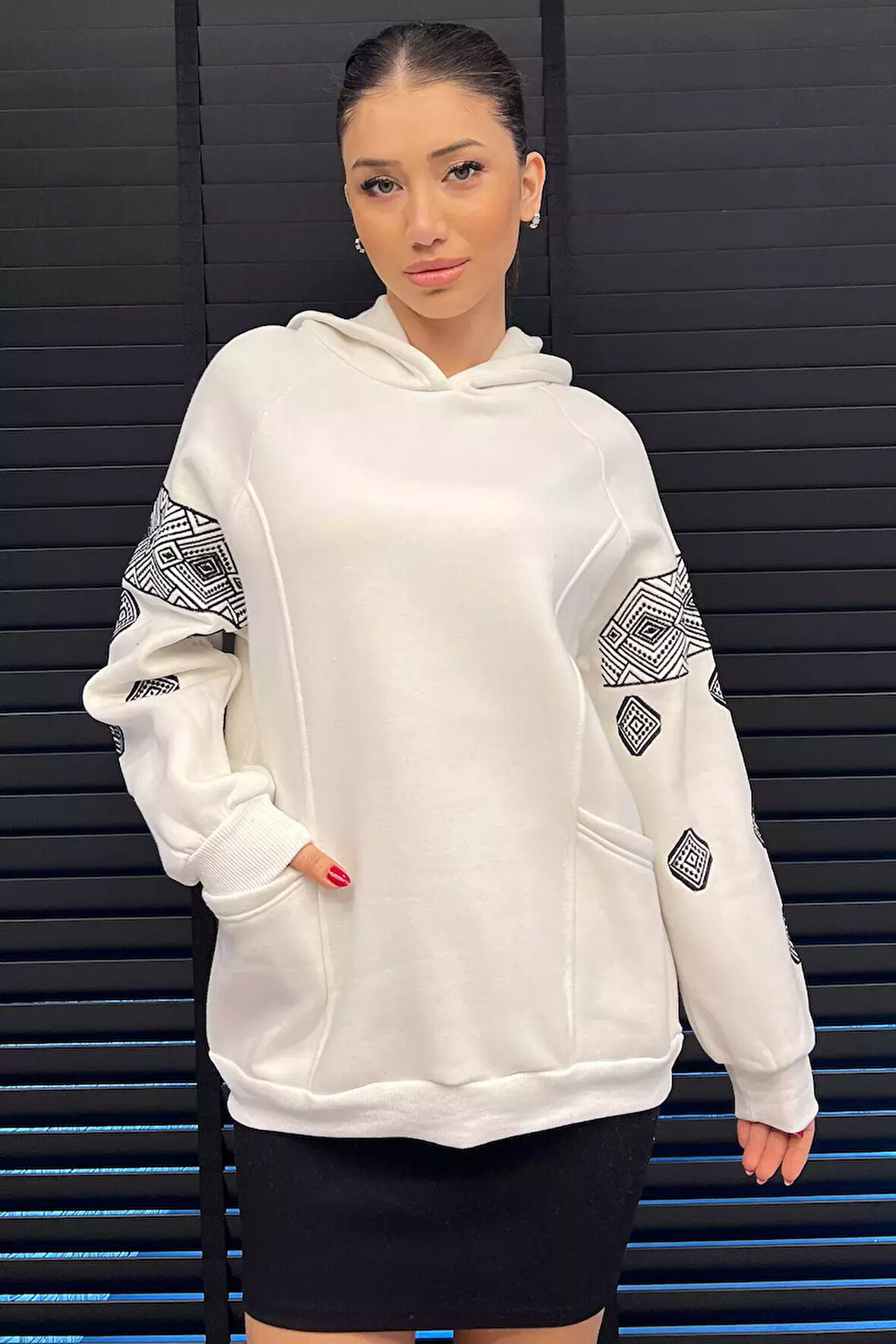 Kadın Kapüşonlu Şardonlu Kol Nakışlı Sweatshirt