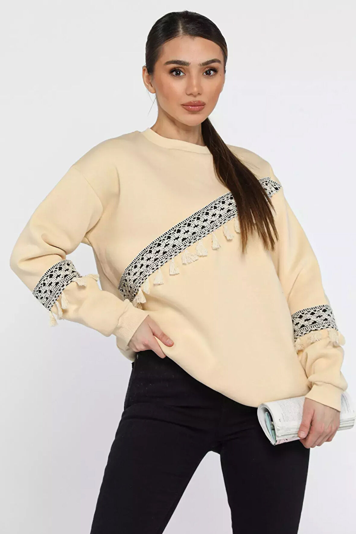 Kadın Bisiklet Yaka Nakışlı Püskül Detaylı Şardonlu Sweatshirt
