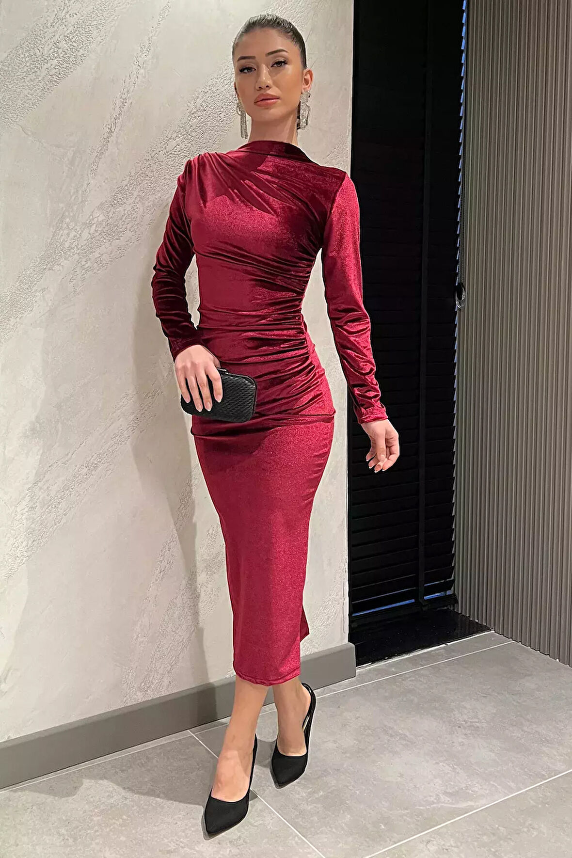 Kadın Dik Yaka Omuz Ve Bel Büzgülü Likralı Kadife Elbise