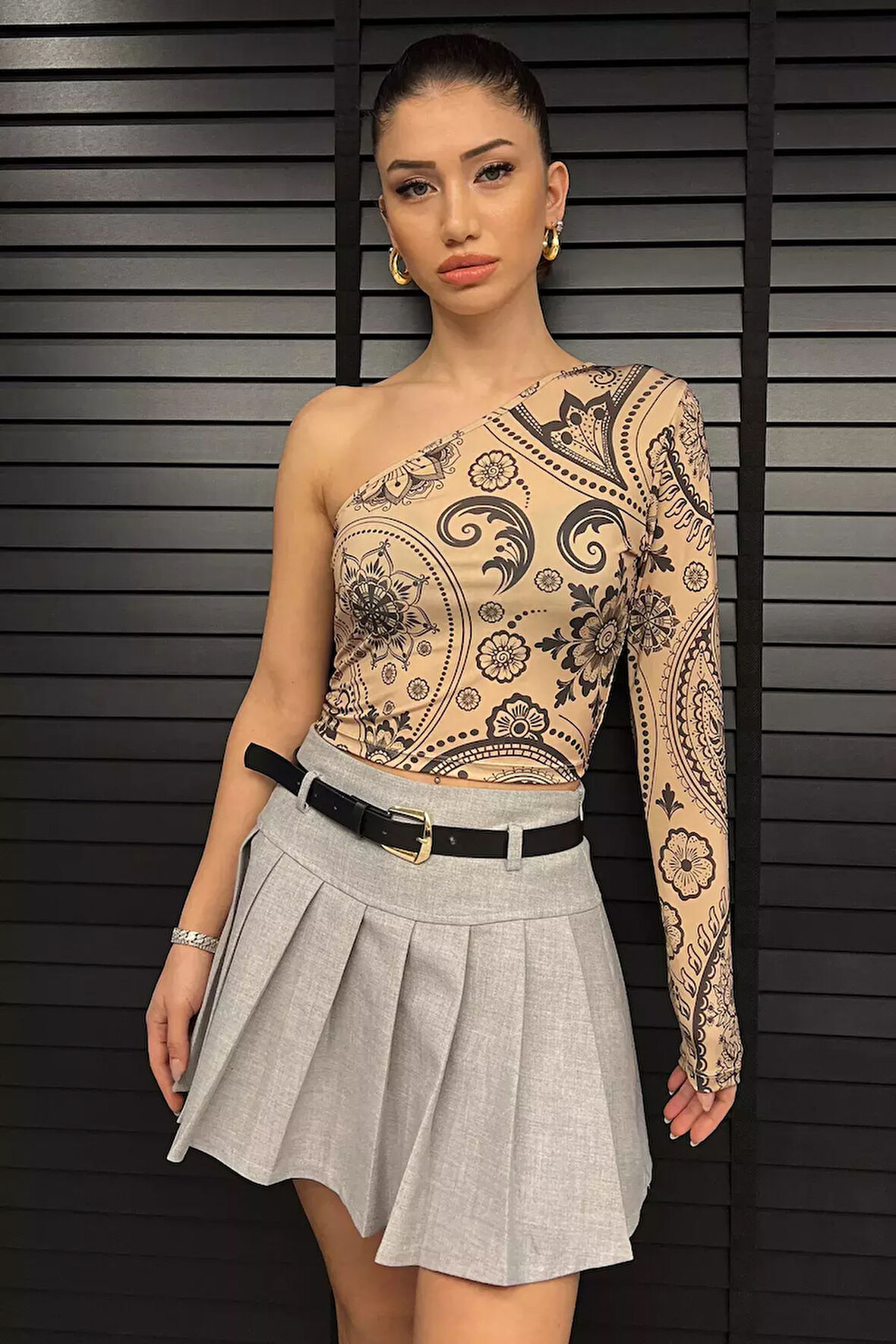 Desenli Tek Kol Detaylı Kadın Croptop Bluz