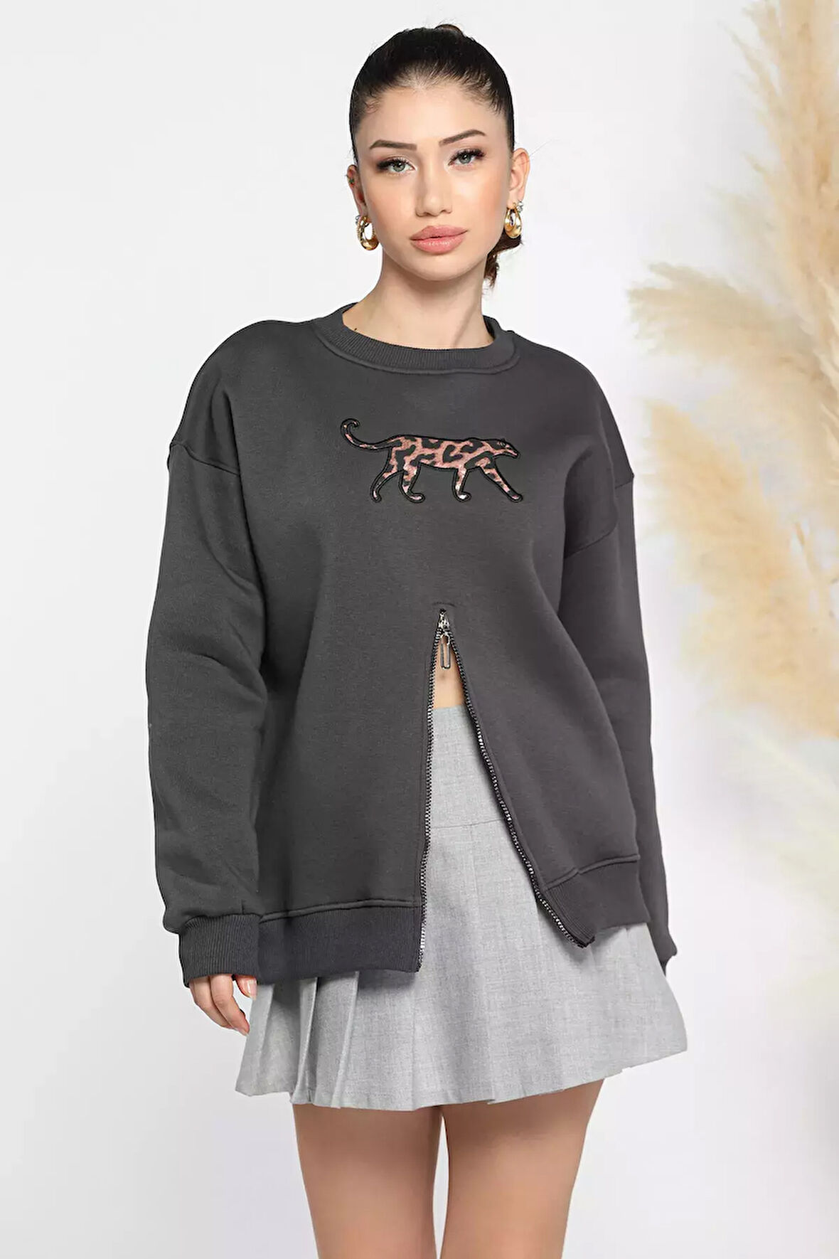 Fermuar Detaylı Aplikeli Kadın Sweatshirt