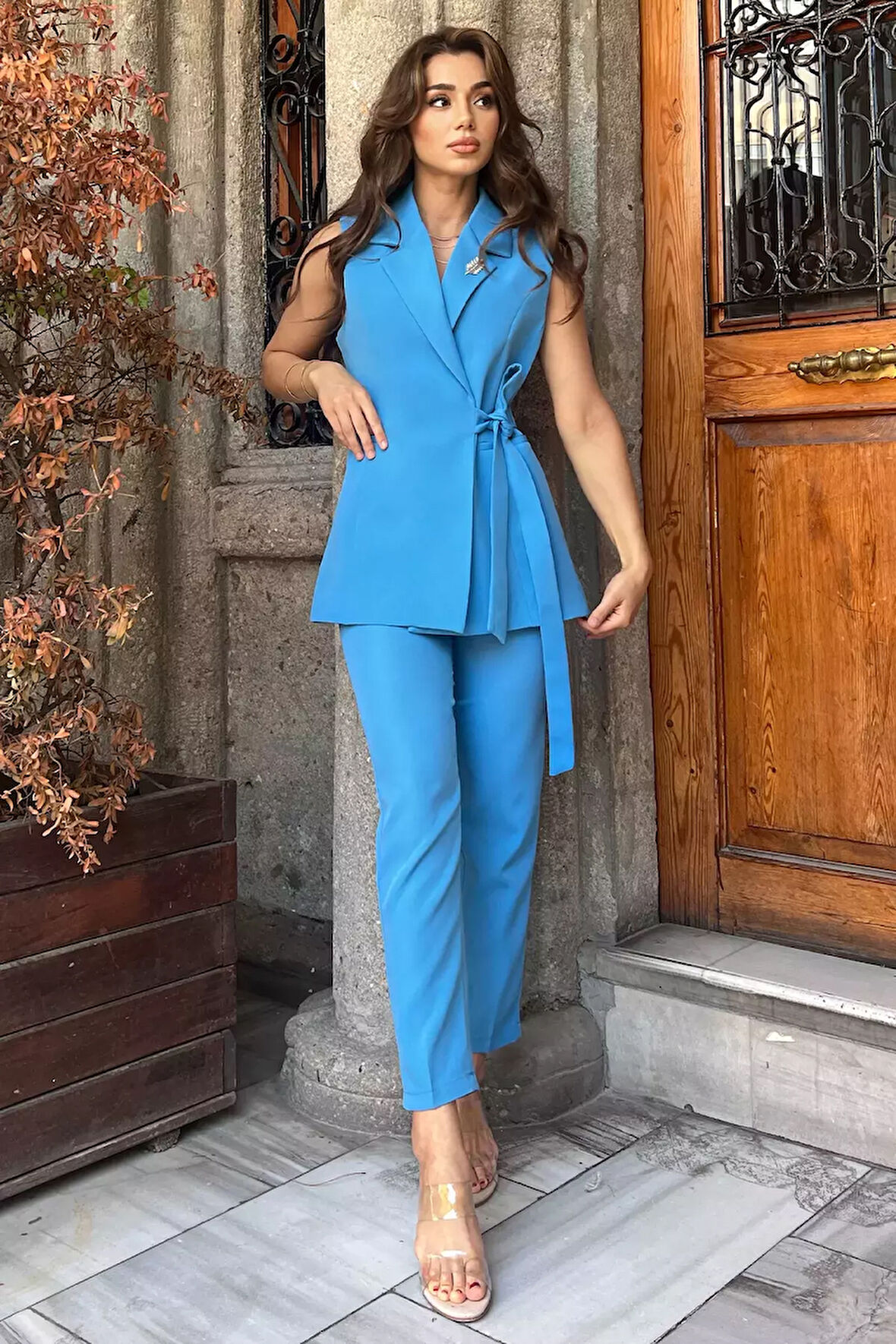 Broş Detaylı Bel Kuşaklı Kadın Yelek Pantolon İkili Takım