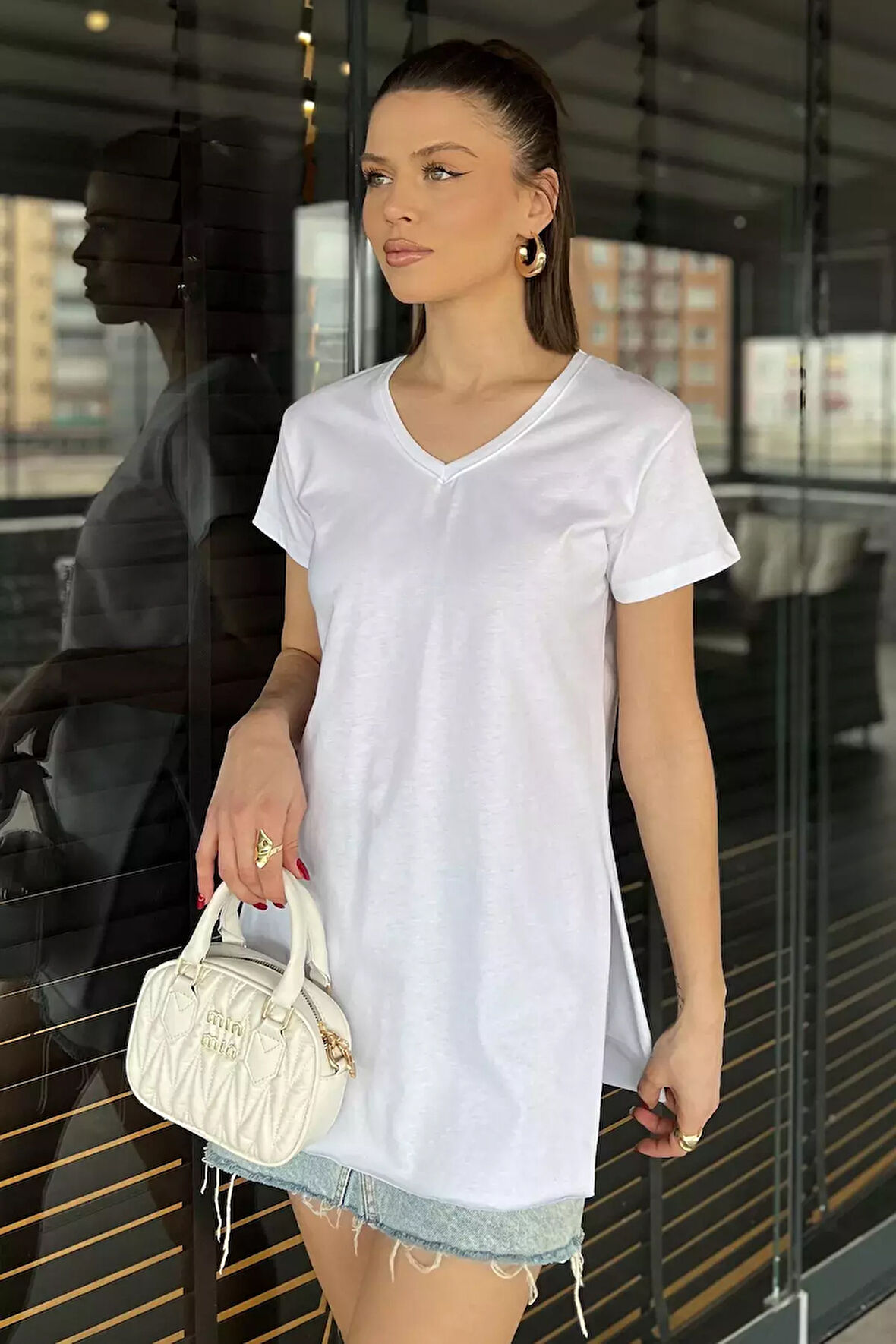V Yaka Yan Yırtmaçlı Kadın Tişört