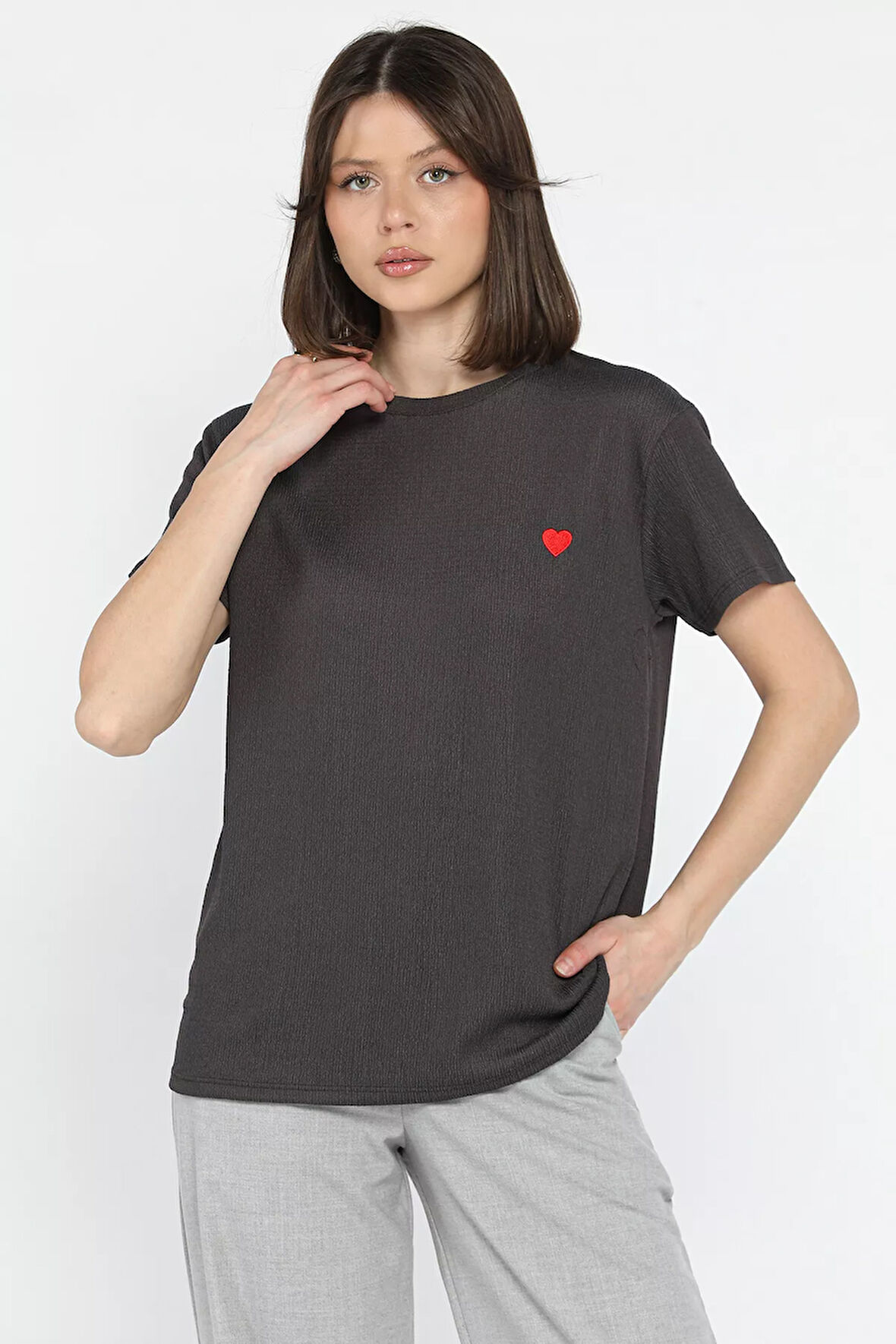 Kadın Bisiklet Yaka Kalp Nakışlı Tişört
