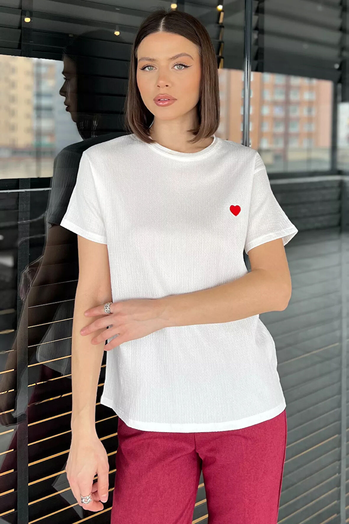 Kadın Bisiklet Yaka Kalp Nakışlı Tişört