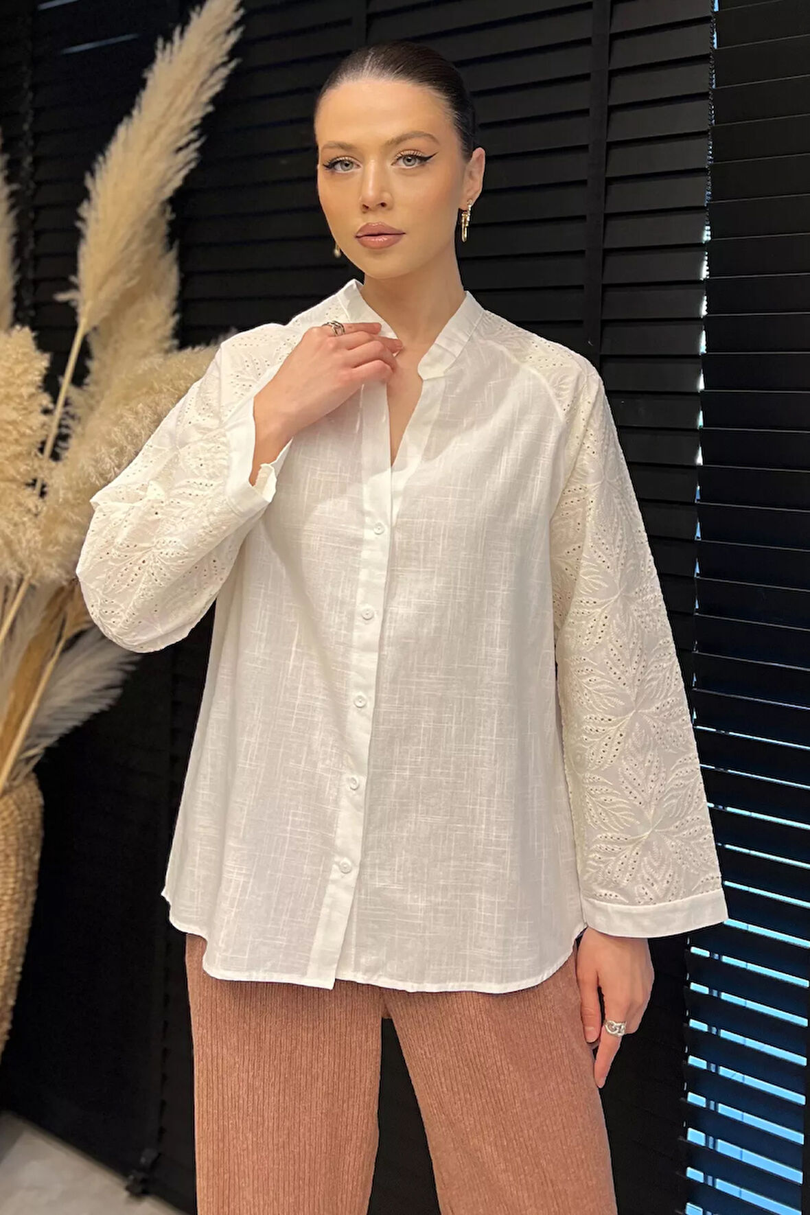 Kadın Dantel İşlemeli Keten Gömlek