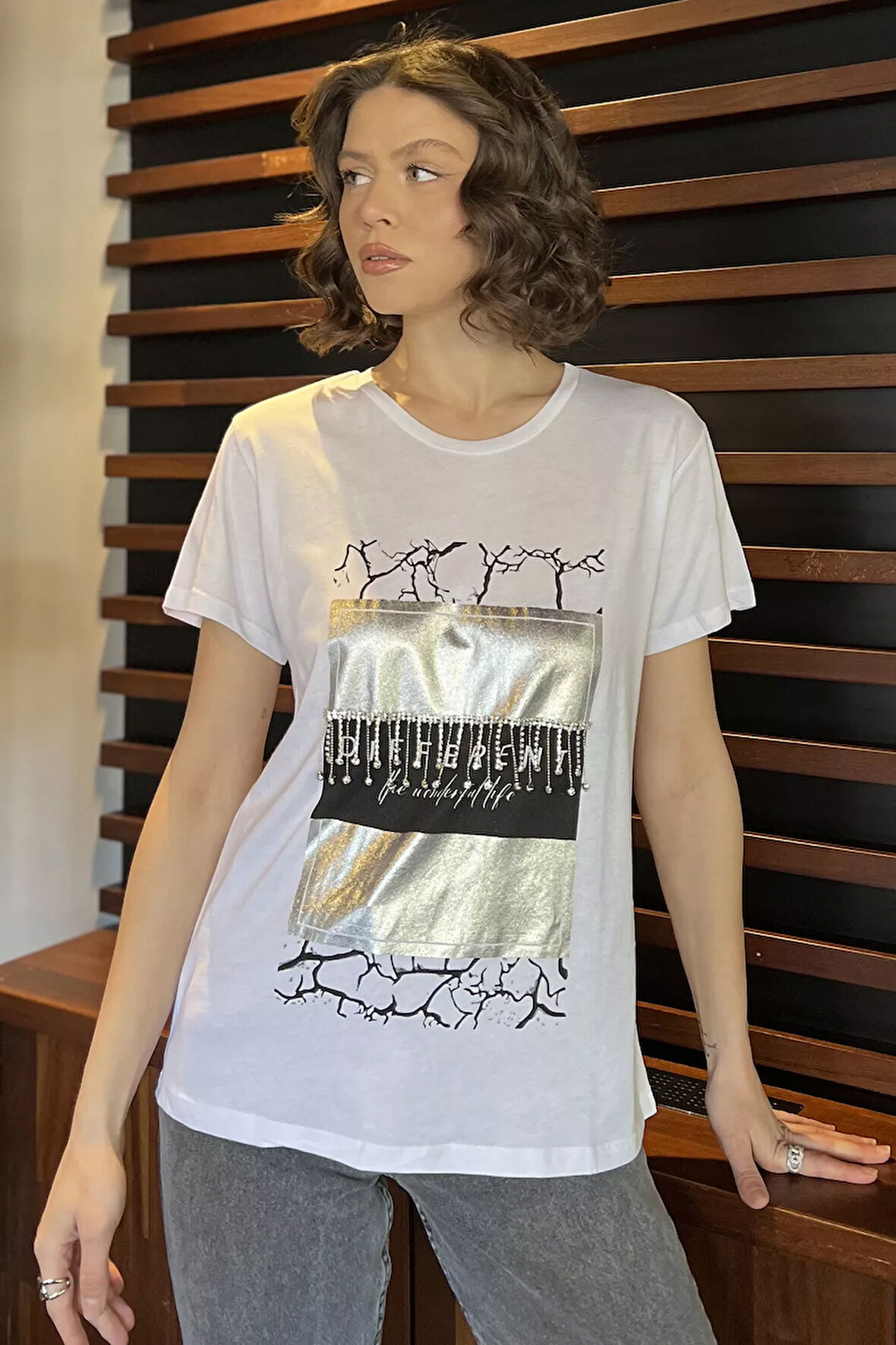 Bisiklet Yaka Ön Baskılı Taşlı Kadın Tişört