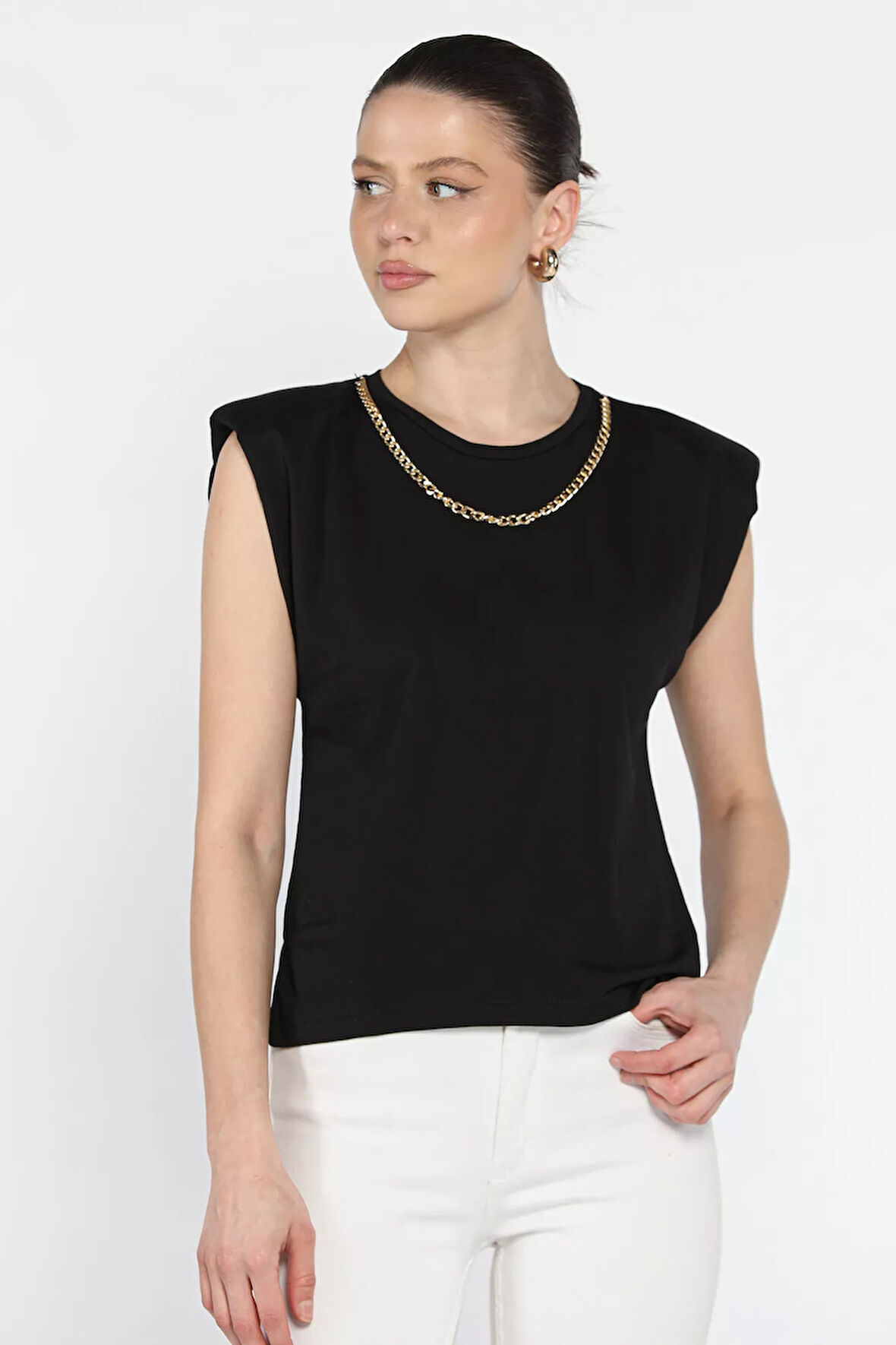 Omuz Vatkalı Zincir Aksesuarlı Sıfır Kol Kadın Tişört