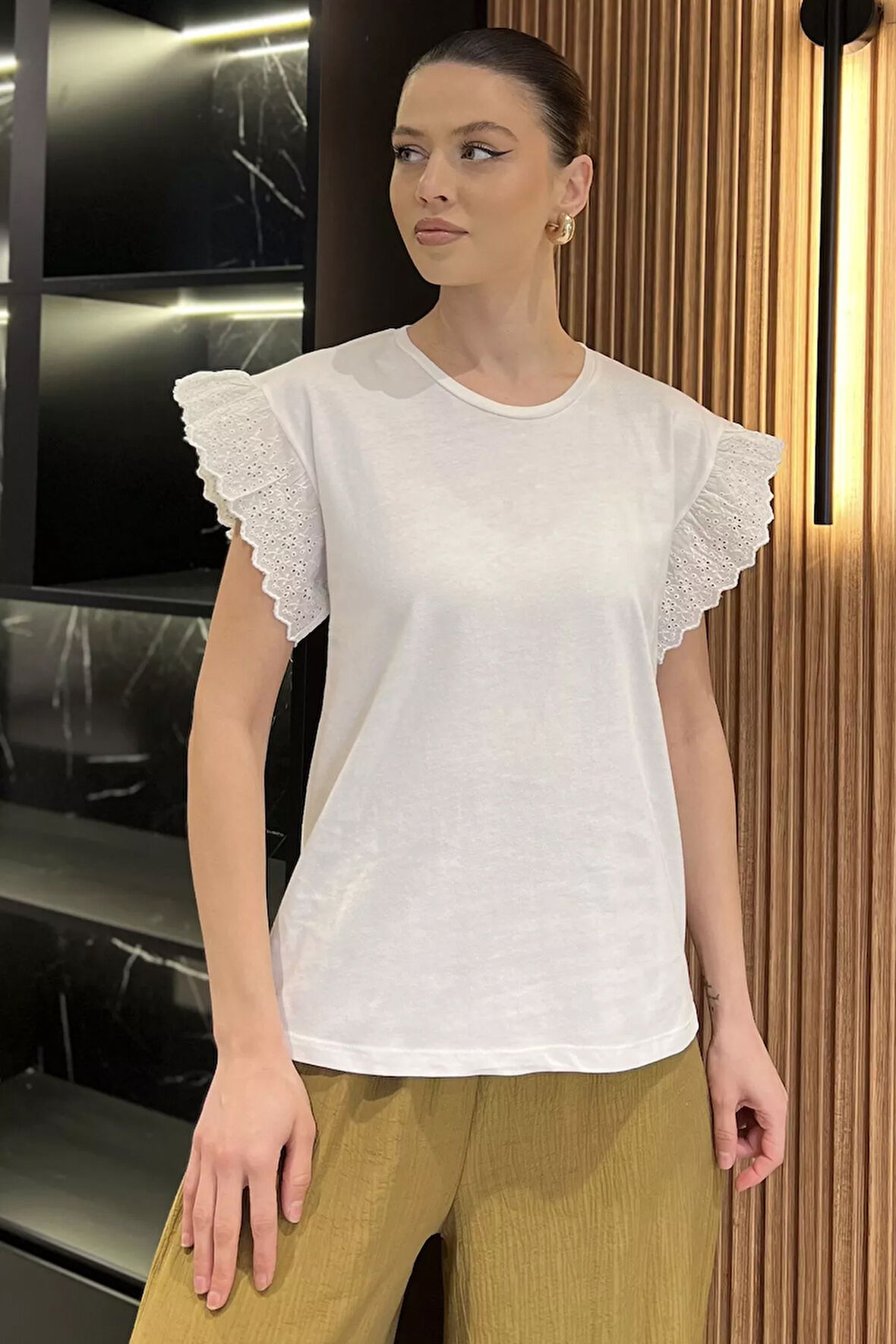 Kol Dantel İşlemeli Bisiklet Yaka Kadın Tişört