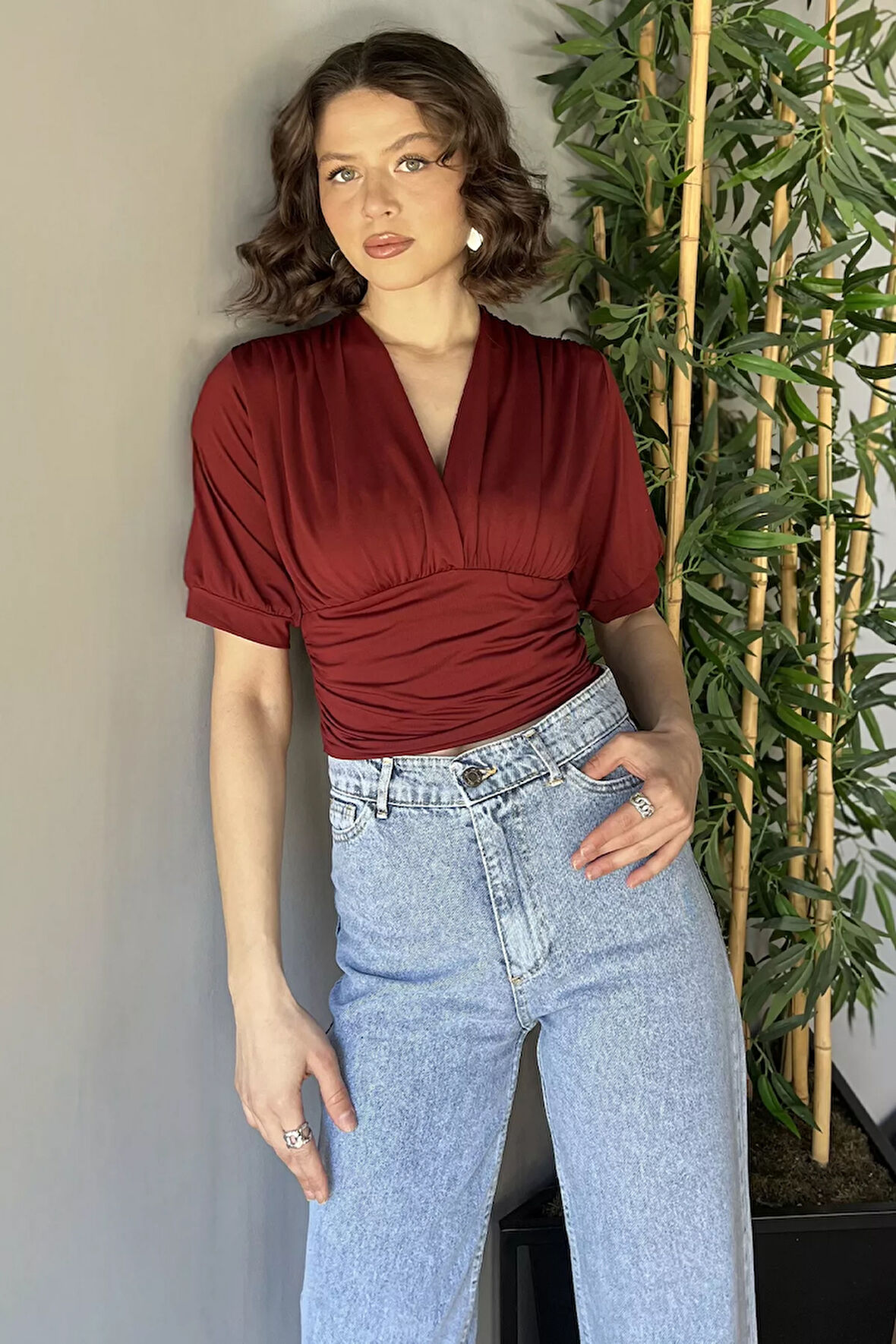 Kadın V Yaka Büzgü Detaylı Crop Top Bluz
