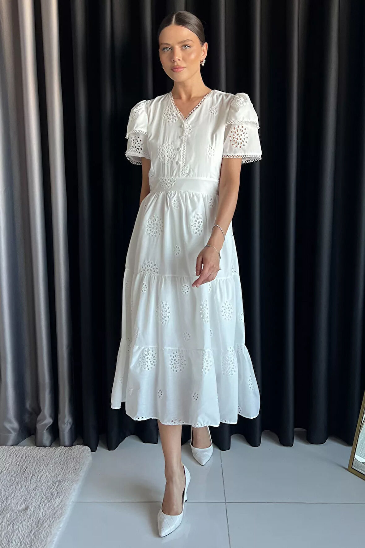 Kadın V Yaka Ön Düğme Detaylı Fistolu Fırfırlı Elbise