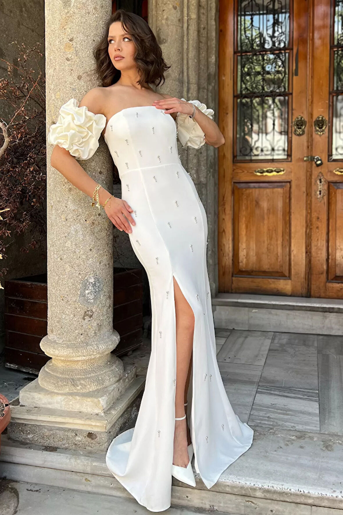 Taşlı Kol Aksesuarlı Straplez Abiye Elbise