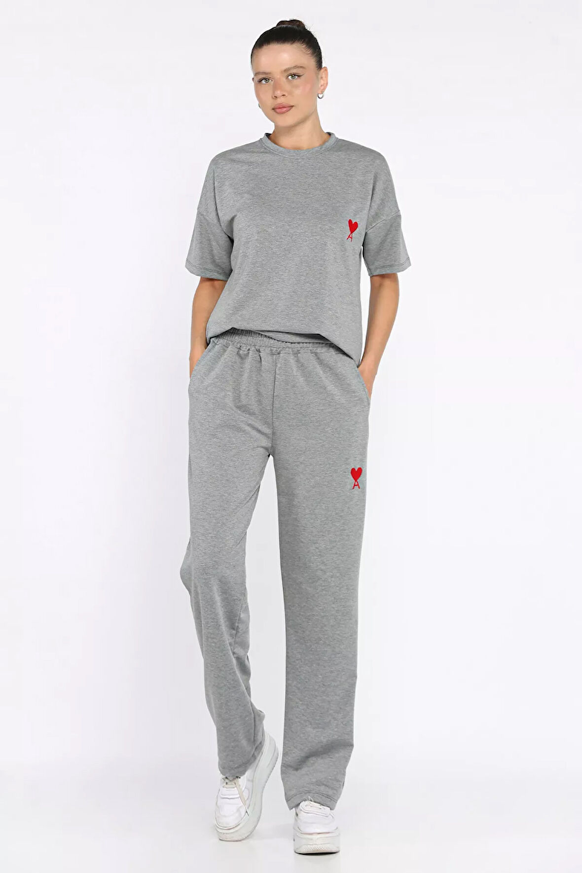 Kadın Kalp Nakışlı Bisiklet Yaka Tişört Pantolon İkili Takım