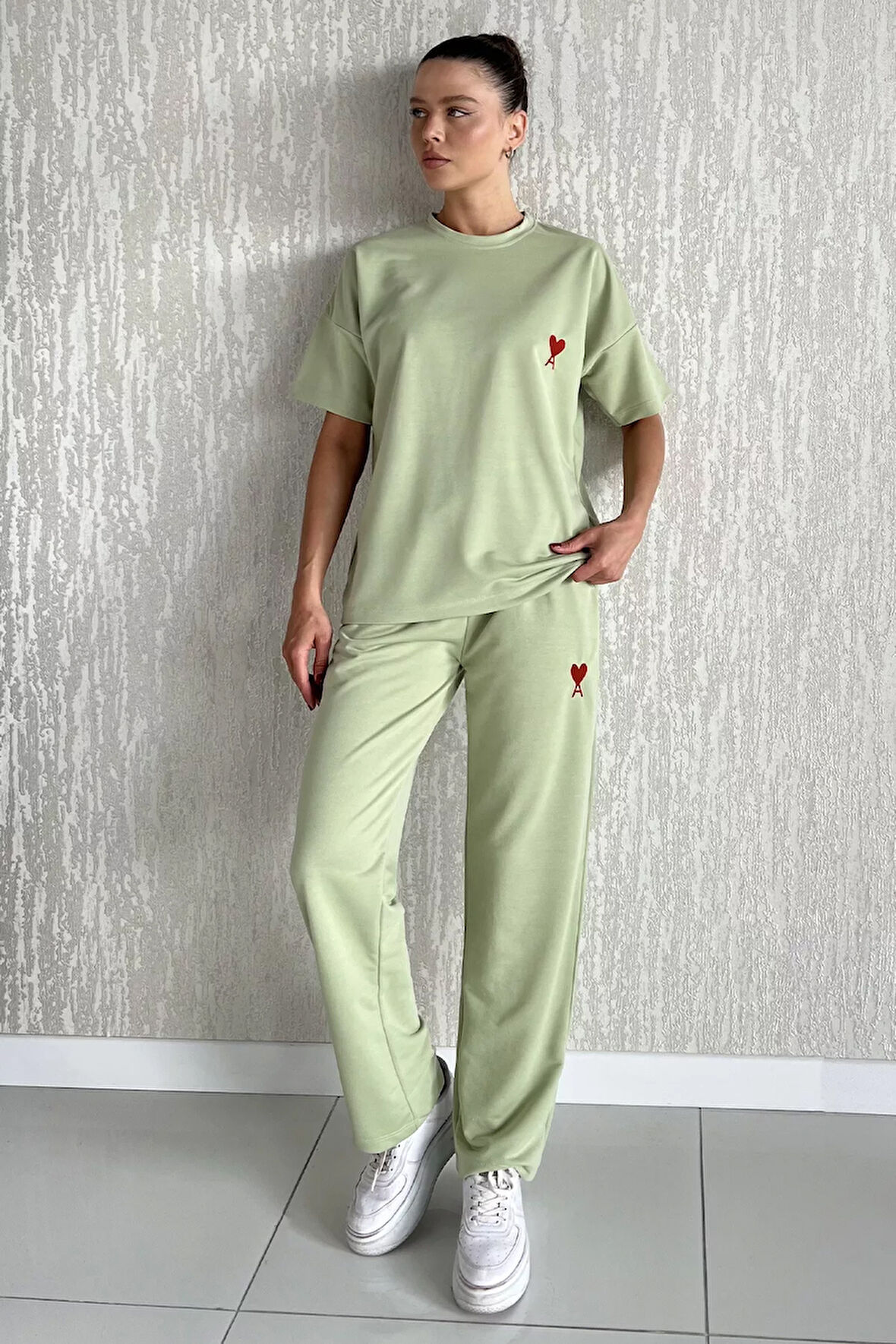 Kadın Kalp Nakışlı Bisiklet Yaka Tişört Pantolon İkili Takım