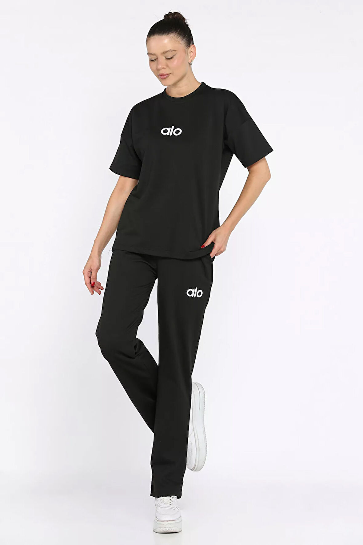 Bisiklet Yaka Nakışlı Kadın Tişört Pantolon İkili Takım