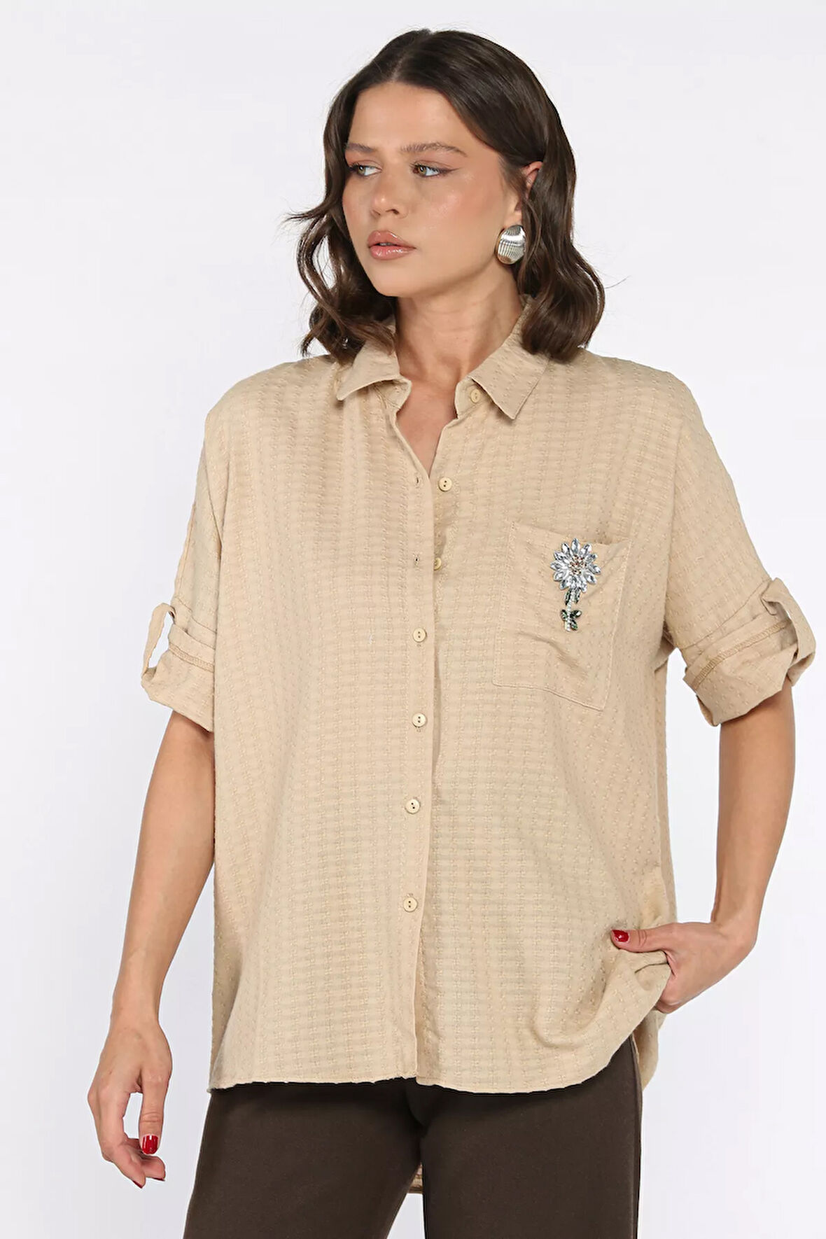 Kadın Çiçek Aksesuarlı Cepli Salaş Gömlek