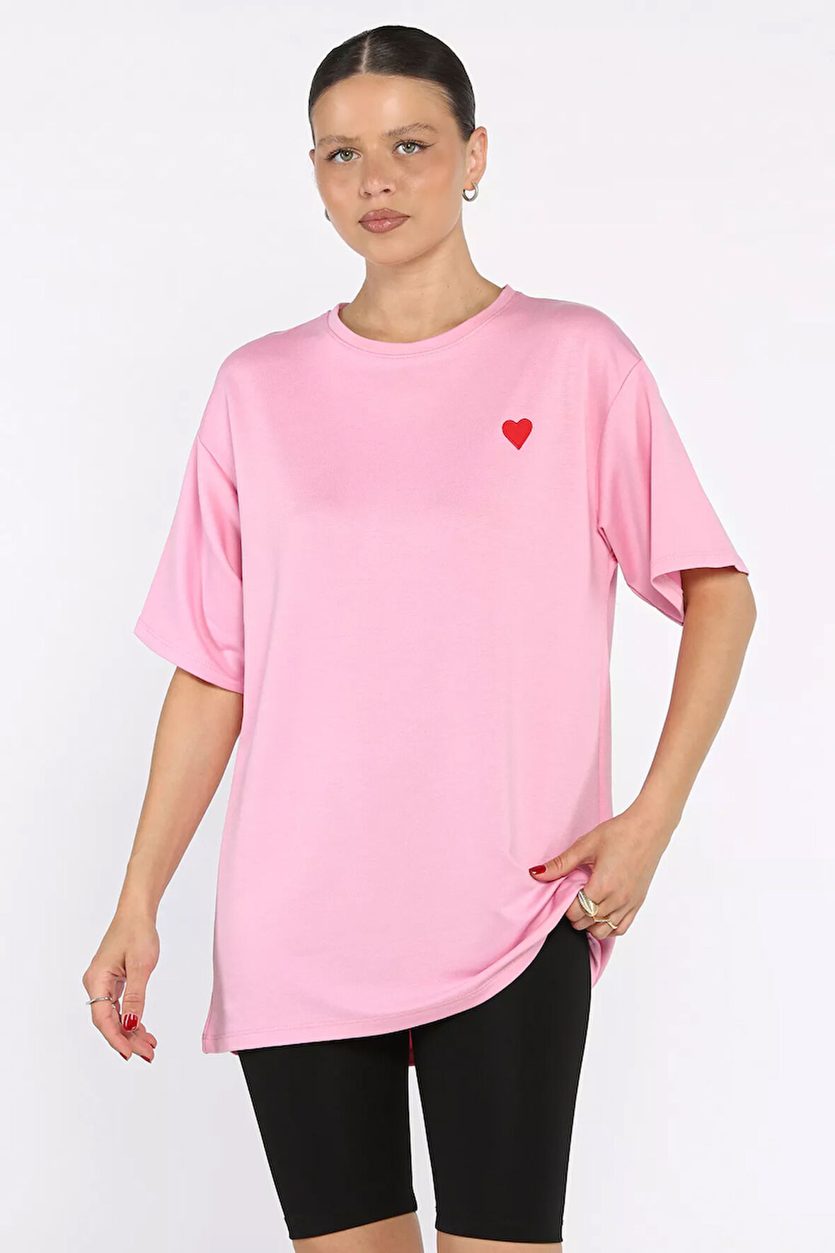 Kadın Bisiklet Yaka Kalp Nakışlı Salaş Tişört