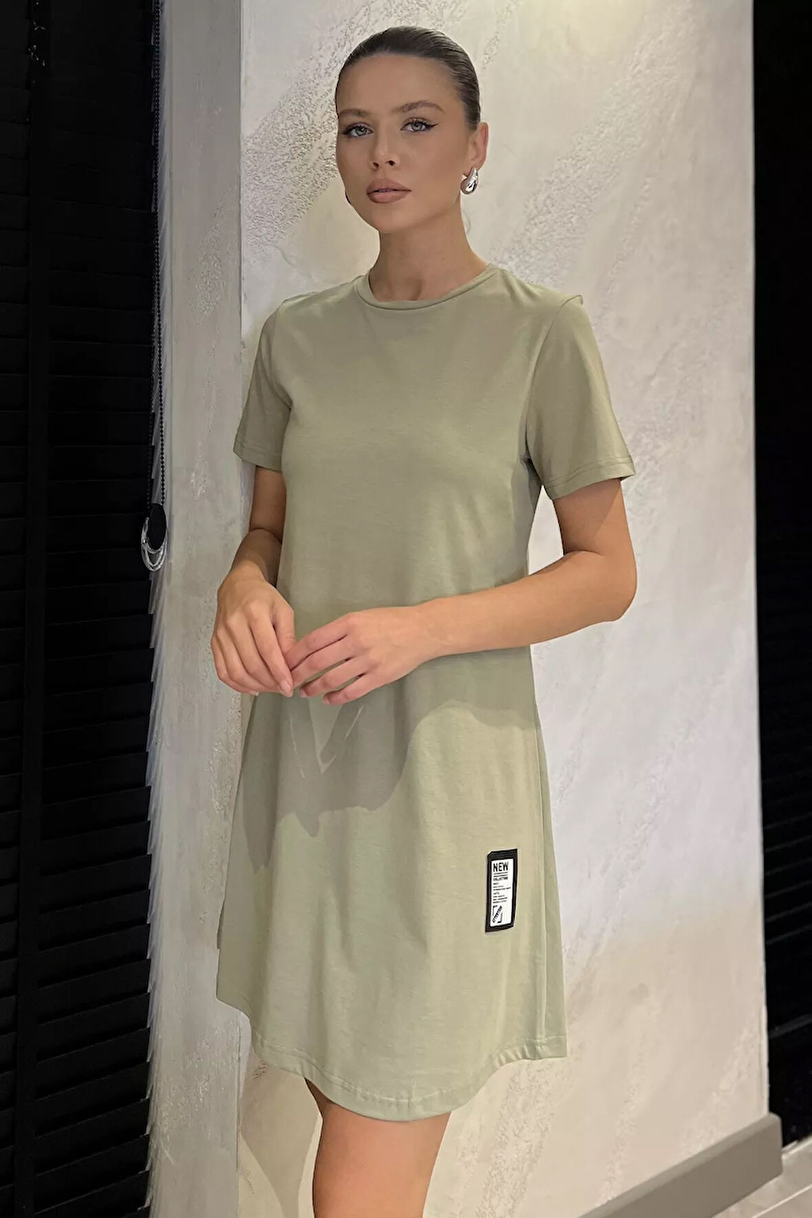 Kadın Bisiklet Yaka Arma Detaylı T-shirt Elbise