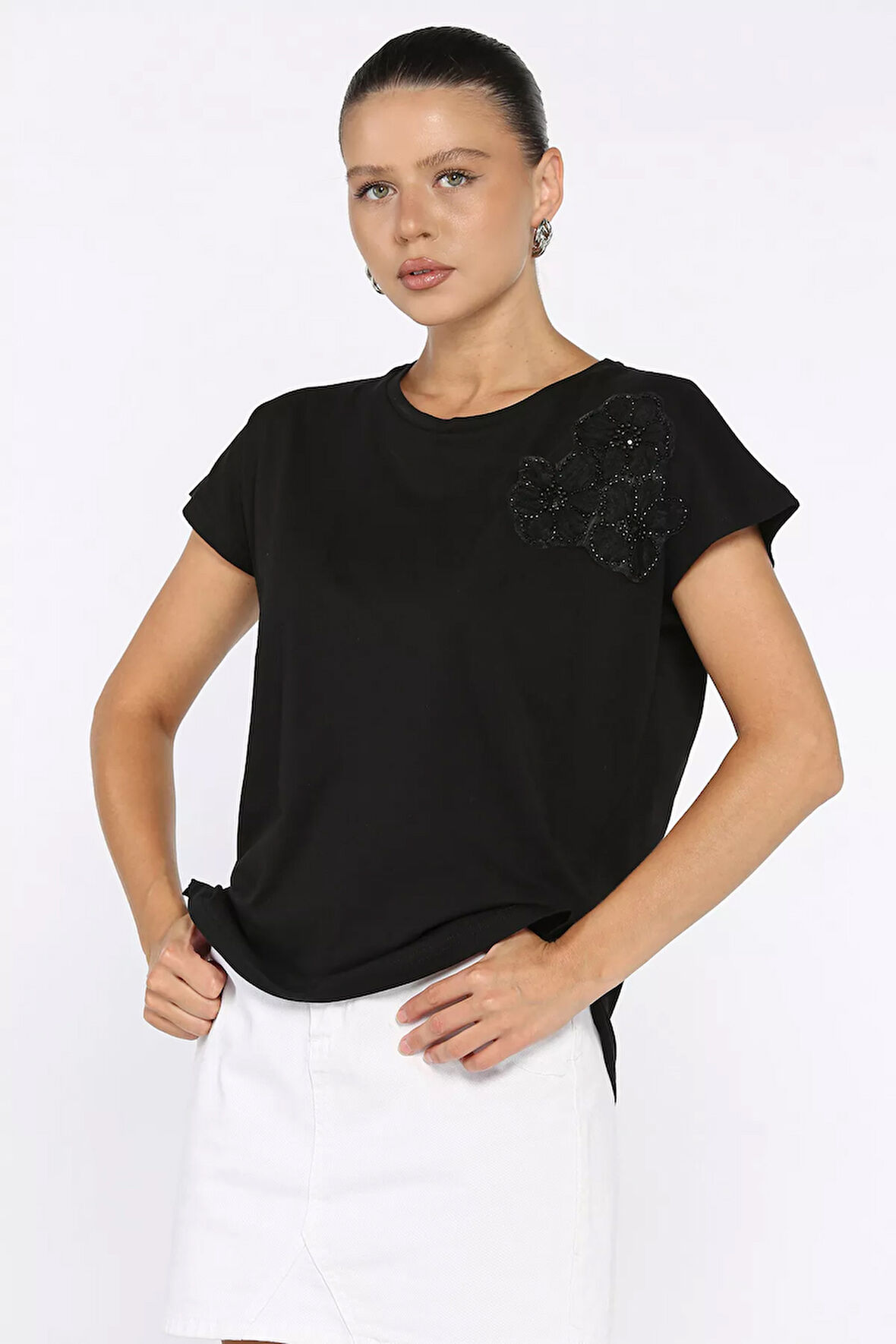 Çiçek Aplikeli Tişört