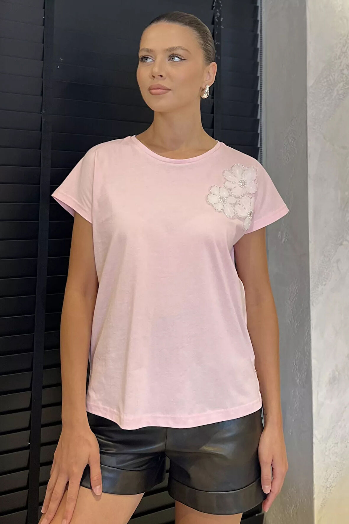 Çiçek Aplikeli Tişört