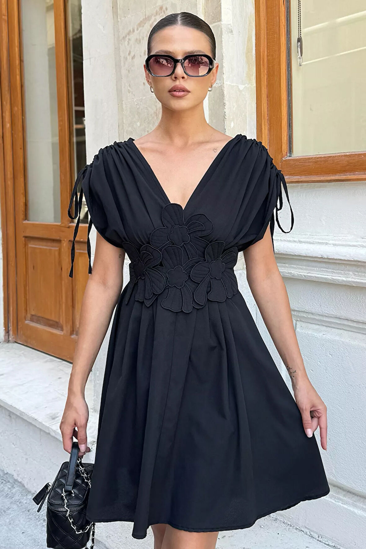 Papatya Aplikeli Kısa Elbise