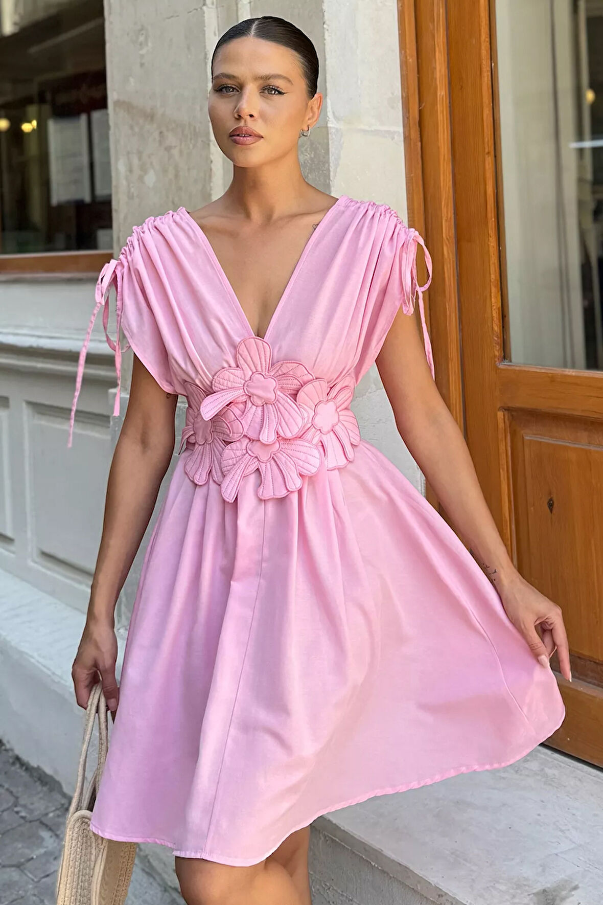 Papatya Aplikeli Kısa Elbise