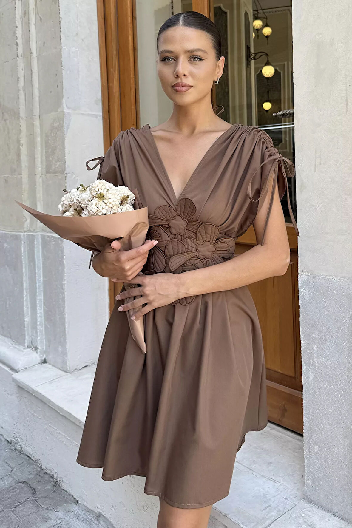 Papatya Aplikeli Kısa Elbise