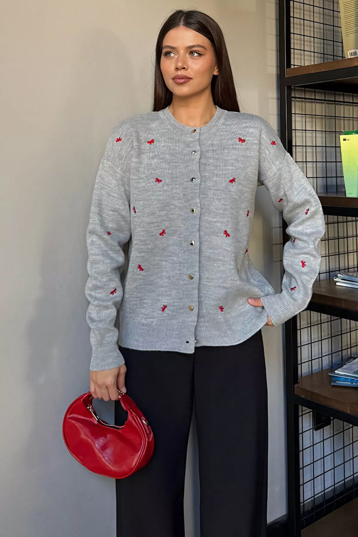 Kadın Fiyonk Nakışlı Triko Hırka