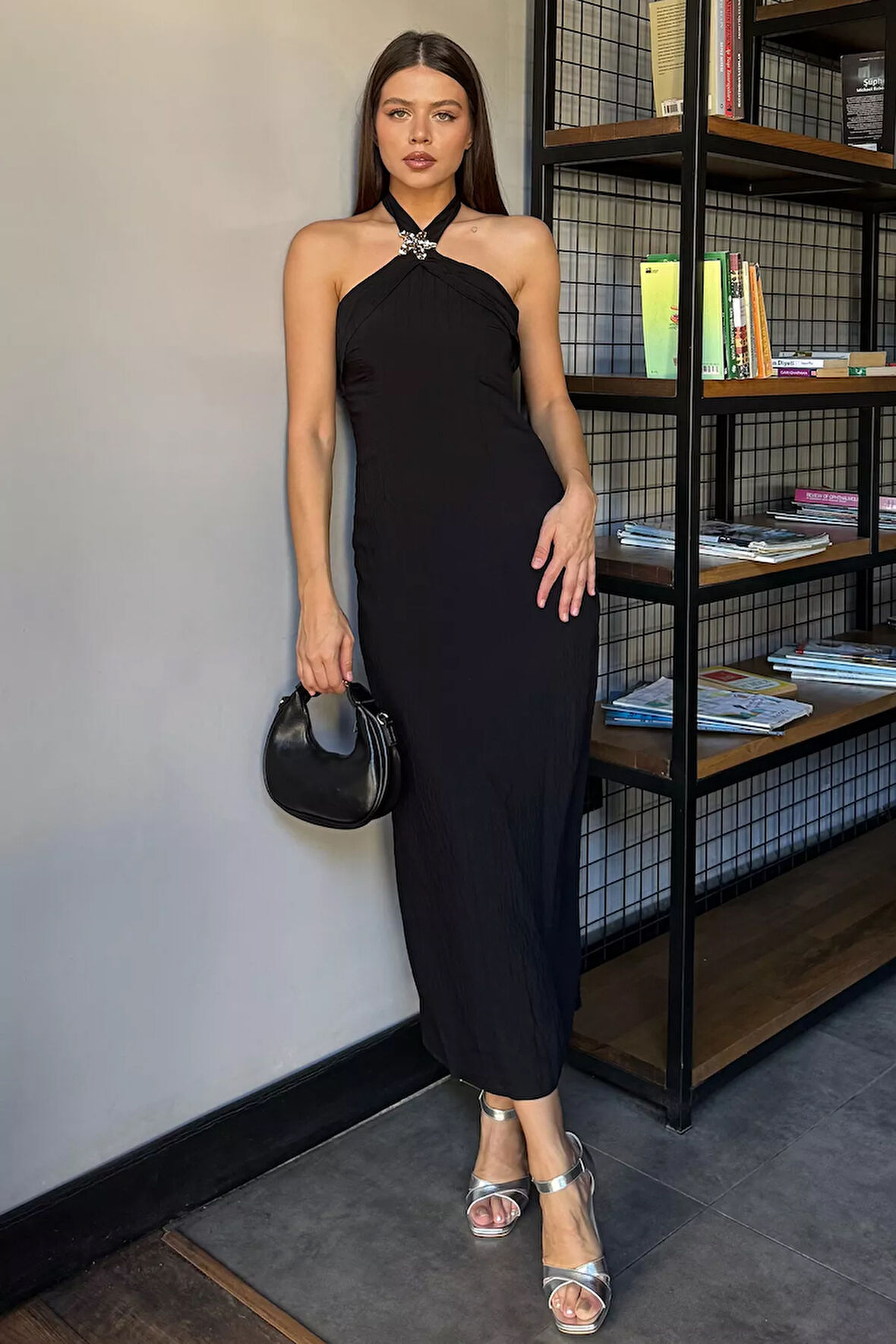 Kadın Boyun Bağlamalı Gold Aksesuar Detaylı Elbise