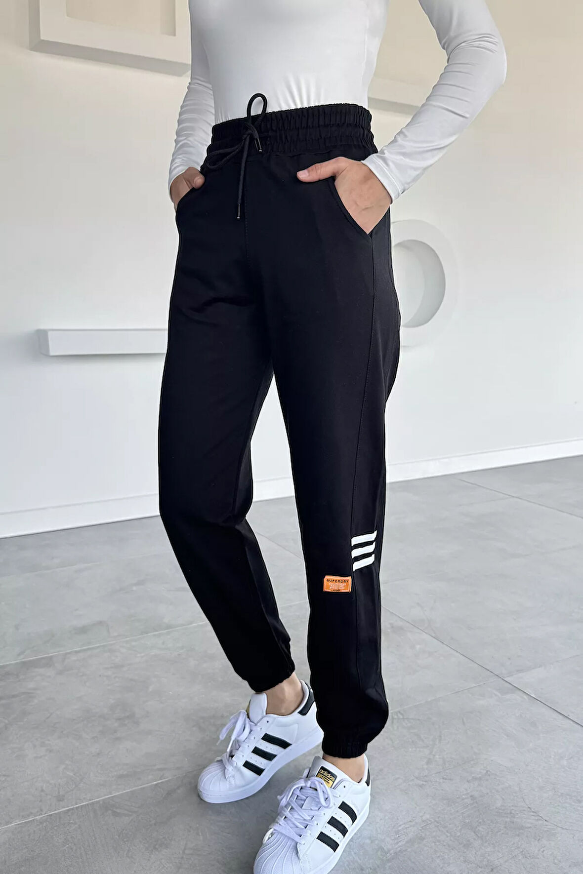 Kadın Bel Ve Paça Lastikli Amblem Detaylı Eşofman Altı