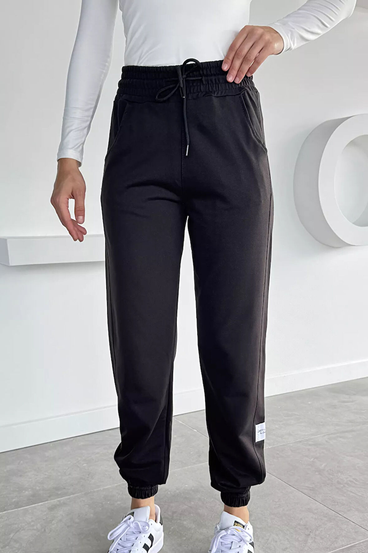 Kadın Amblem Detaylı Bel Ve Paça Lastikli Eşofman Altı