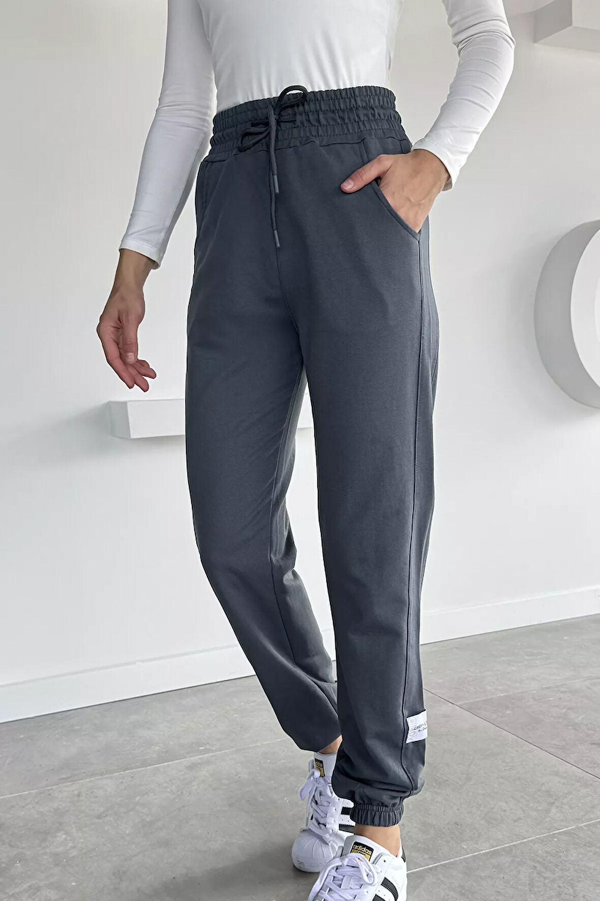 Kadın Amblem Detaylı Bel Ve Paça Lastikli Eşofman Altı