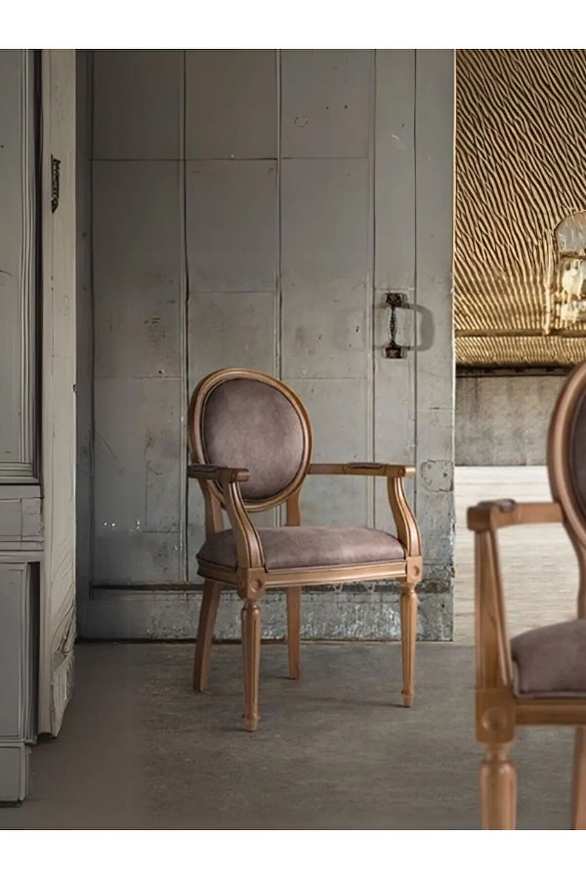 Madalyon Kolçaklı Ahşap Klasik Sandalye