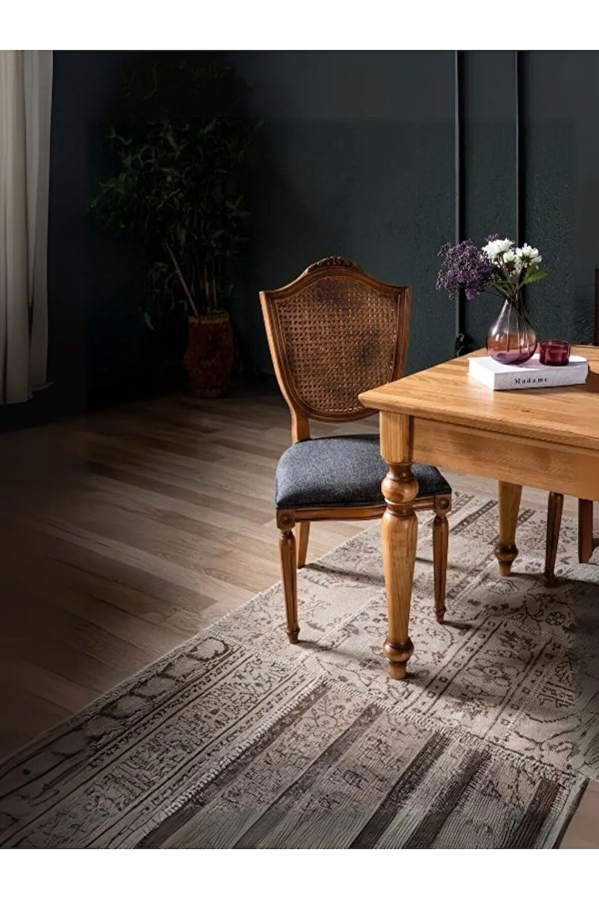 Kupa Torna Oymalı Ahşap Sandalye