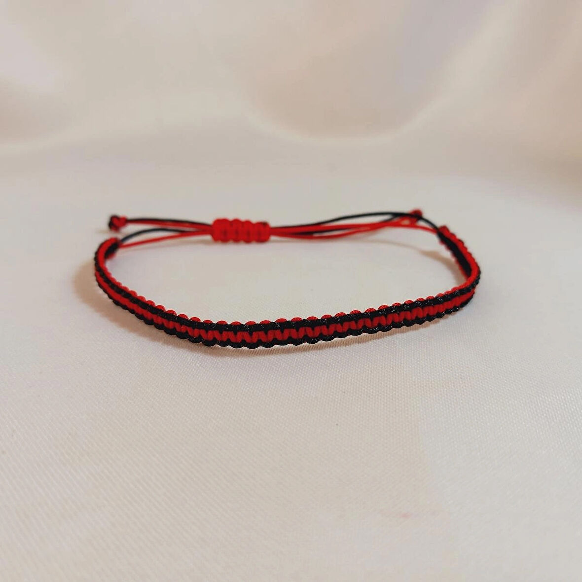 Crystal Atelier Kırmızı Siyah Gençlerbirliği Örgü Bileklik, Gençlerbirliği Spor Renkleri Taraftar Bilekliği, Makrome Bileklik, Erkek Hediyesi, Maç Aksesuarı, İp Bileklik, Unisex Taraftar Bileklik