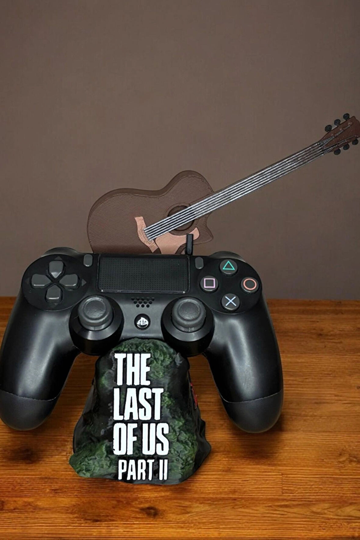 The Last of Us Part II Gitar Detaylı PS Kol Tutucu – 3D Baskı Özel Tasarım