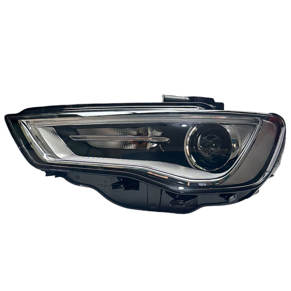 Audi A3 Far 2013-2016 Sol  (Beyinler Üstünde) ,8V0941043