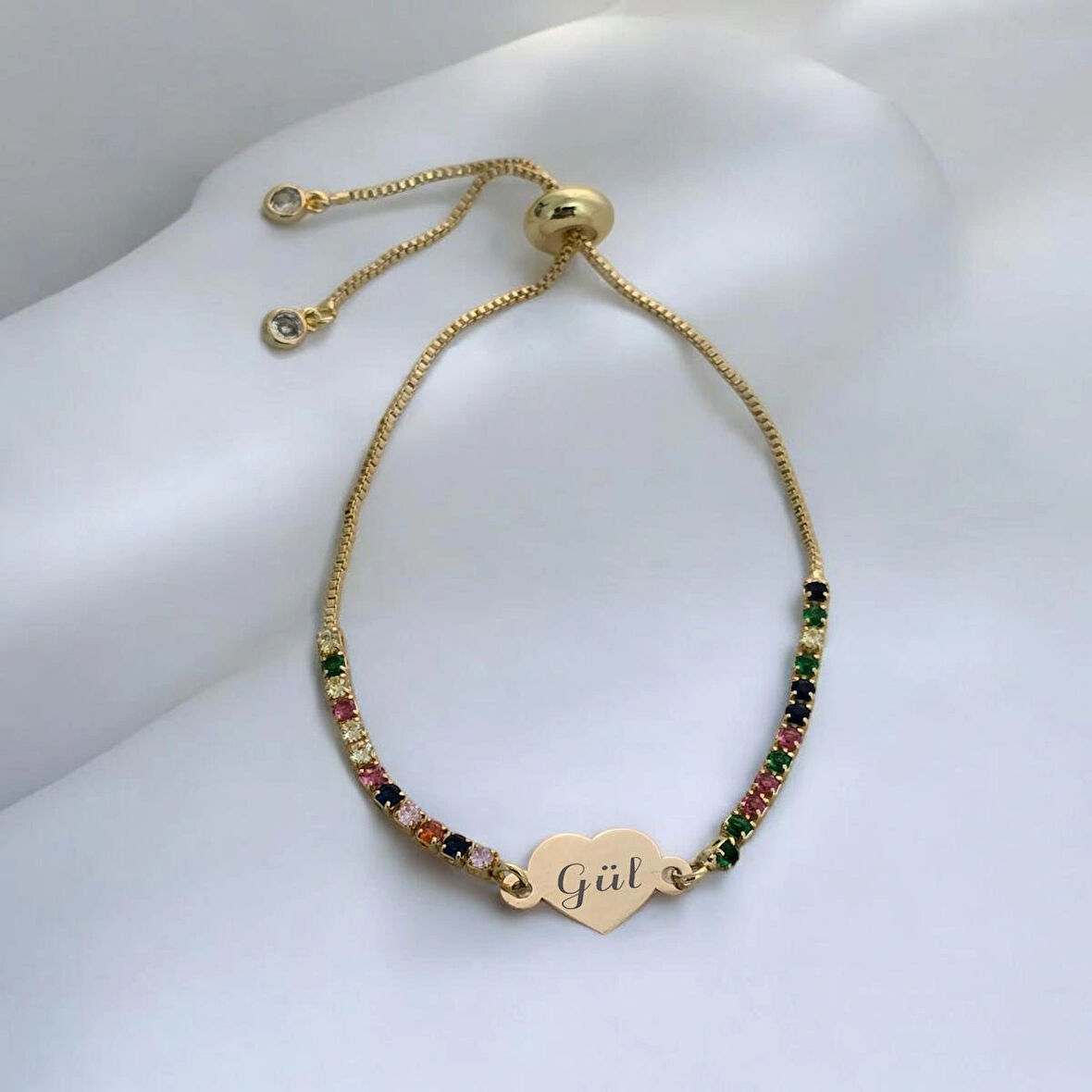 Özel Kalp Figürlü ve Renkli Taş Desenli 14 Ayar Altın Plakalı Gül Bilekliği