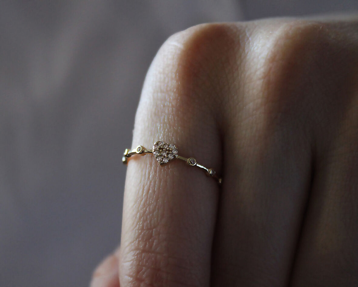 Altın Minimal Kalpli Taşlı Yüzük