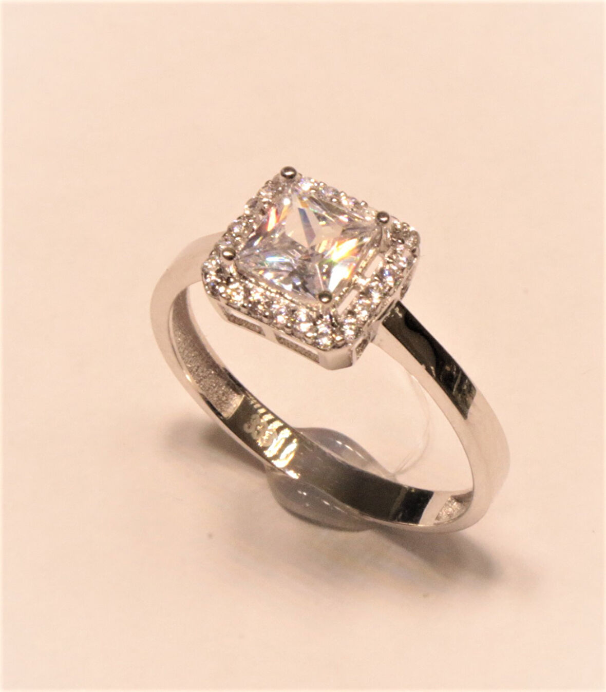 Beyaz Altın Baget Taşlı Yüzük