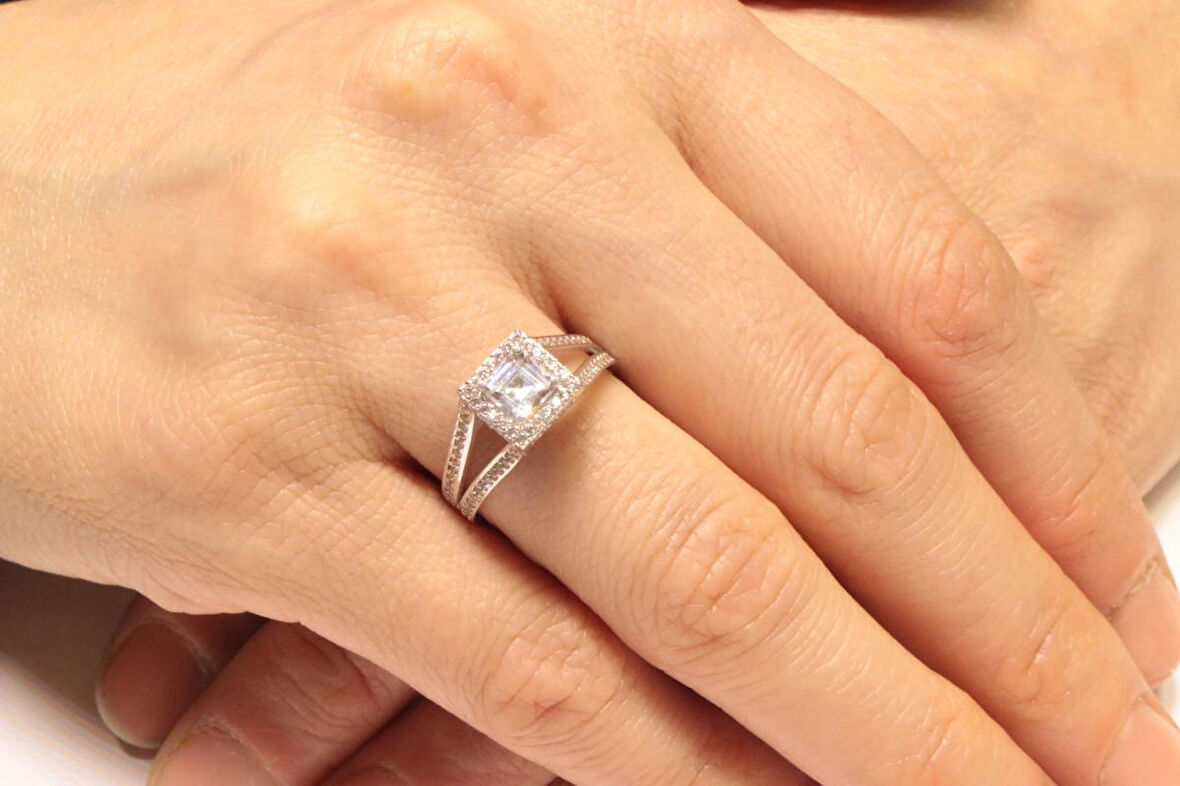 Beyaz Altın Baget Taşlı Yüzük