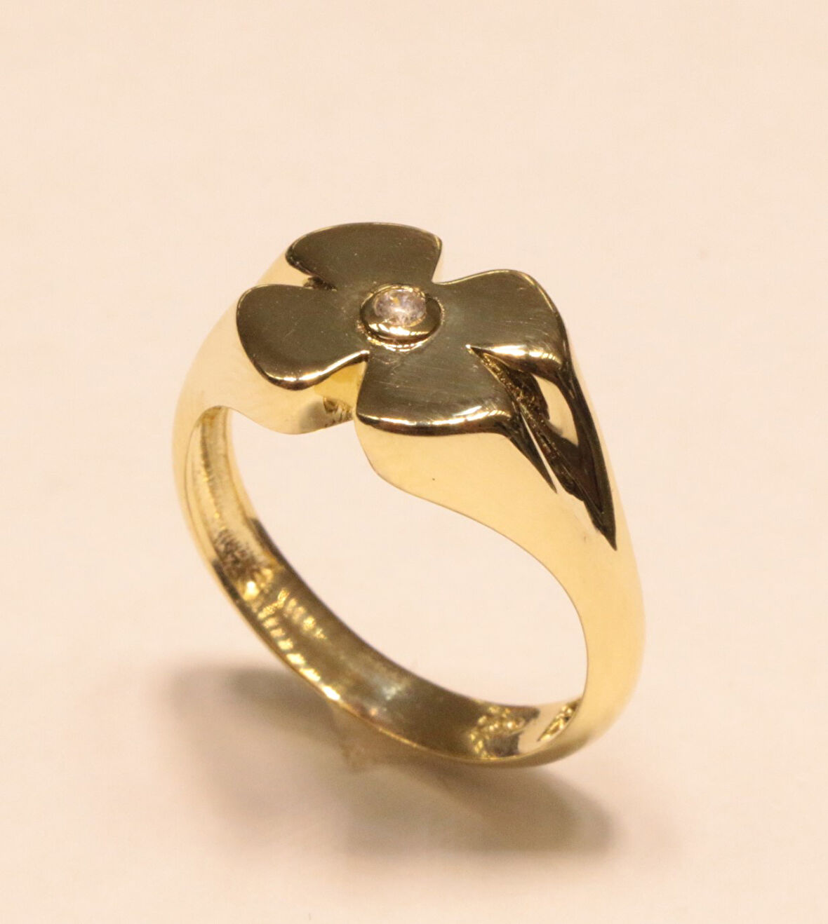 Altın Taşlı Yonca Model Yüzük