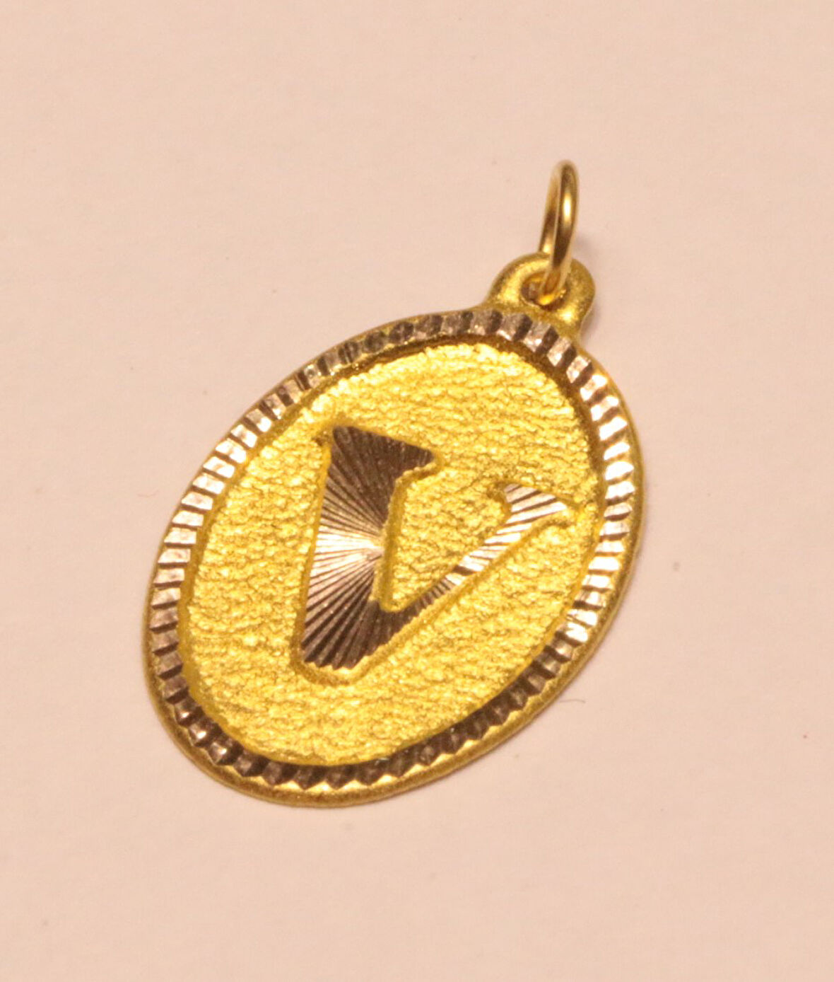 Altın Nostaljik V Harfi