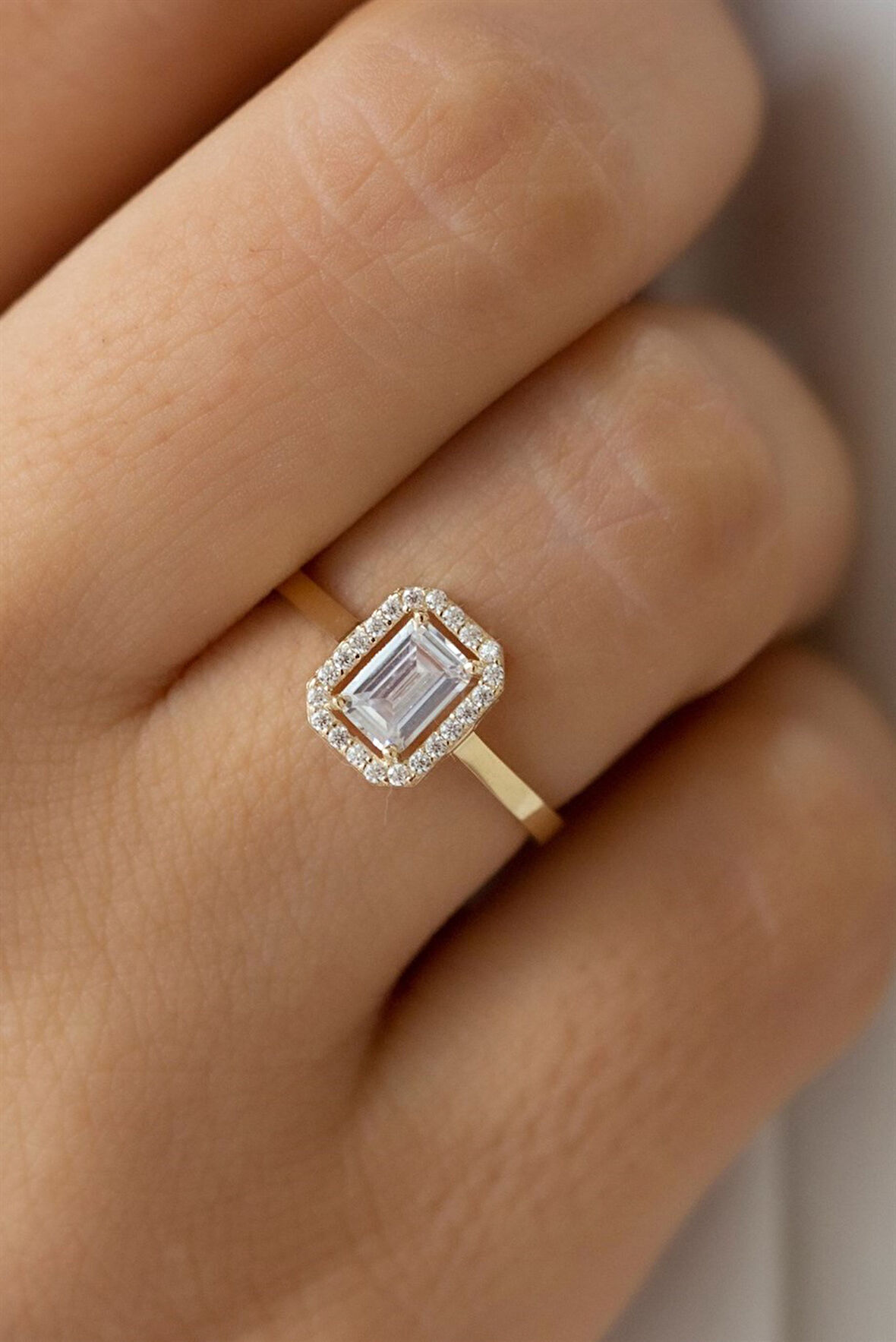 Altın Baget Taşlı Yüzük