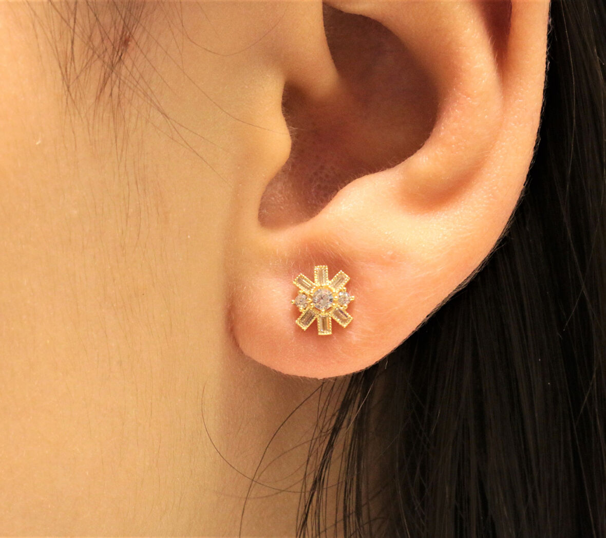 Altın Baget Taşlı Vidalı Küpe 35026