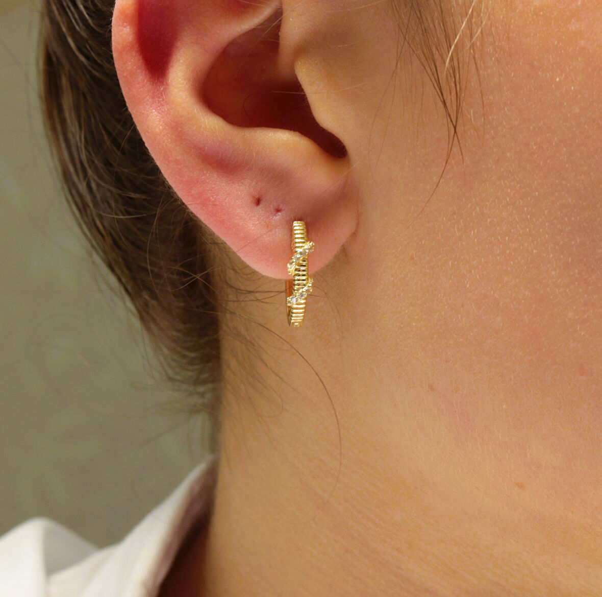 Altın Taşlı Halka Kadın Küpe