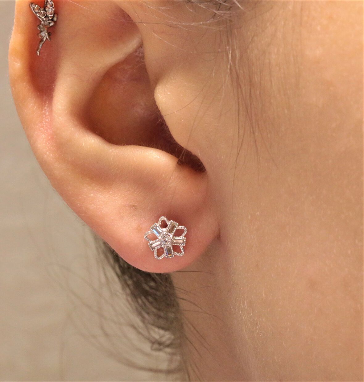  Altın Vidalı Baget Taşlı Küpe 35133