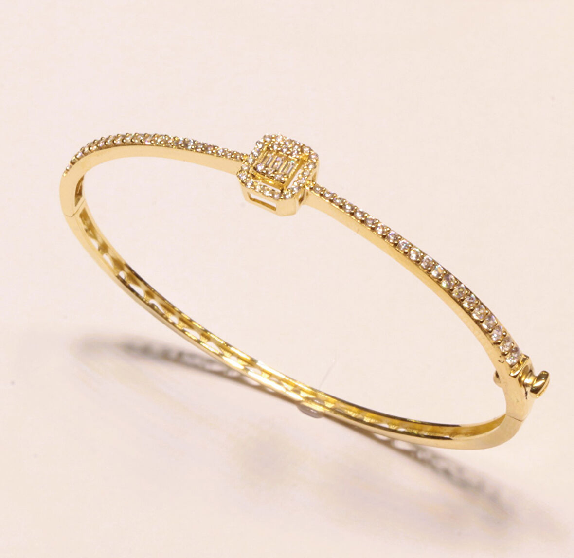  14 Ayar Kadın  Altın Baget Taşlı Kelepçe Bilezik 22004