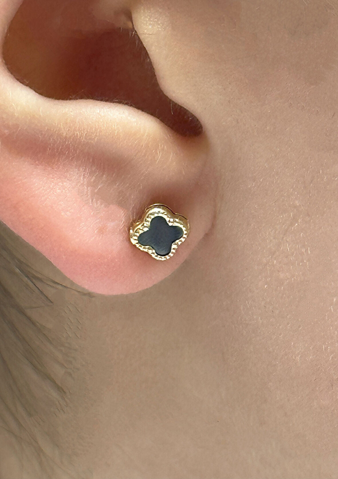 Altın Vidalı Yonca Model Küpe